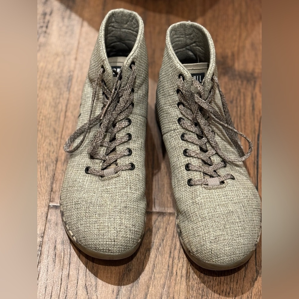 Men’s Out-Work High Top Green Camo

Size 13

Worn only a handful of times.